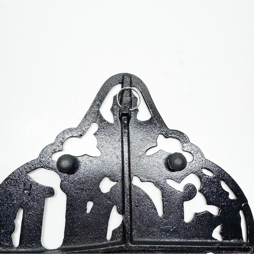Vintage Avon Jolly Holly Joy Cast Iron Trivet - Picture 5 of 6